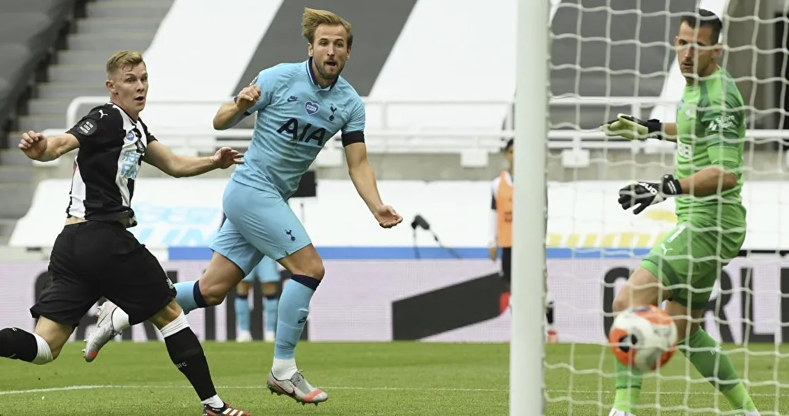 The Tactical Setup and Early Exchanges